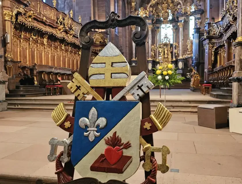 Neues Papstwappen für den Wormser Dom