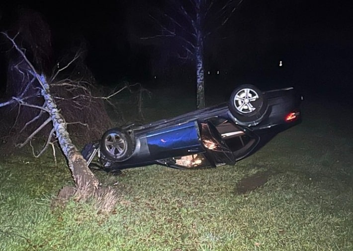 Mercedes überschlägt sich nach Baumkollision auf B39 – zwei Leichtverletzte