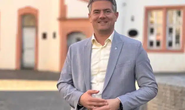 Glühwein und Co. für den guten Zweck – Bürgermeister Jung schenkt wieder ein!