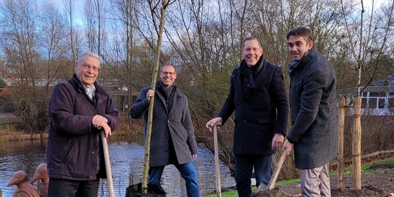 Rheinhessen Sparkasse stiftet Mandelbäume im Tiergarten Worms