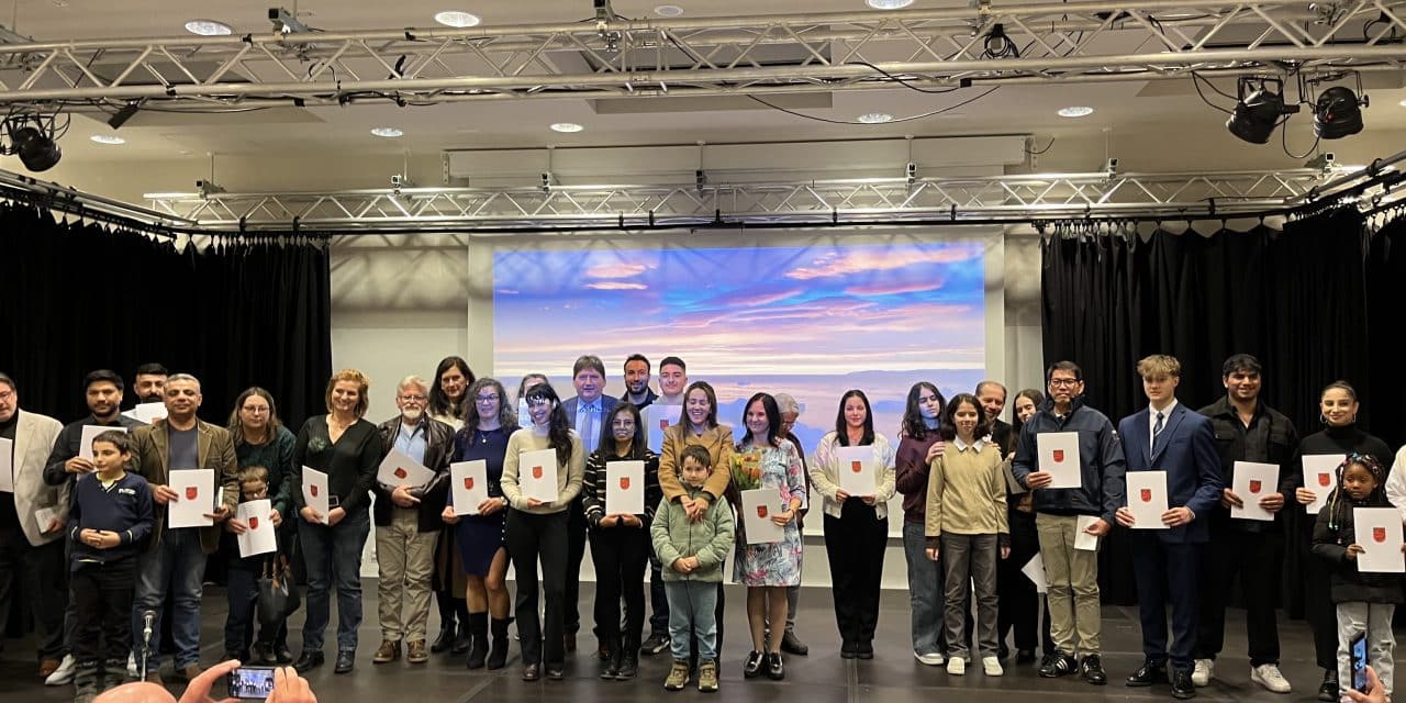 75 Menschen aus 22 Ländern feiern Einbürgerung im Landkreis