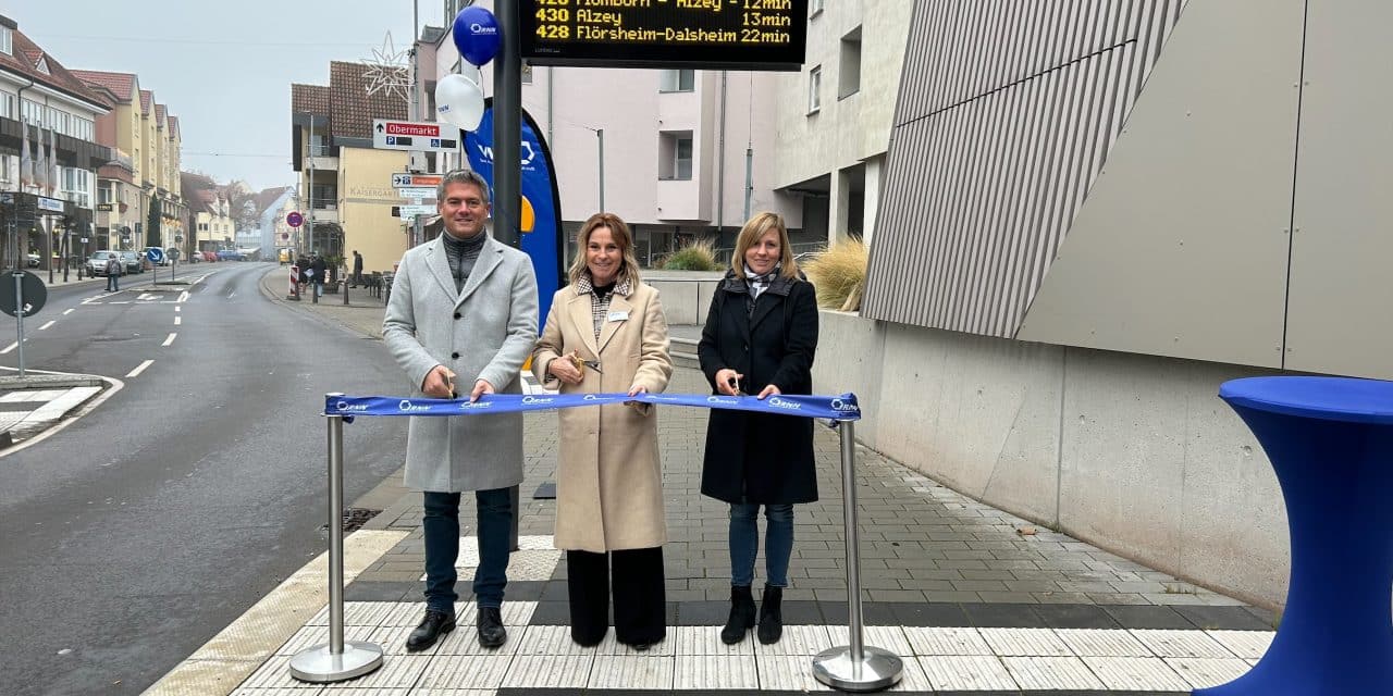 Digitalisierung im Busverkehr: DFI-Anzeiger am Museumsplatz in Alzey in Betrieb genommen
