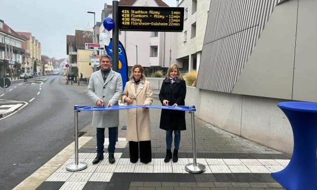 Digitalisierung im Busverkehr: DFI-Anzeiger am Museumsplatz in Alzey in Betrieb genommen