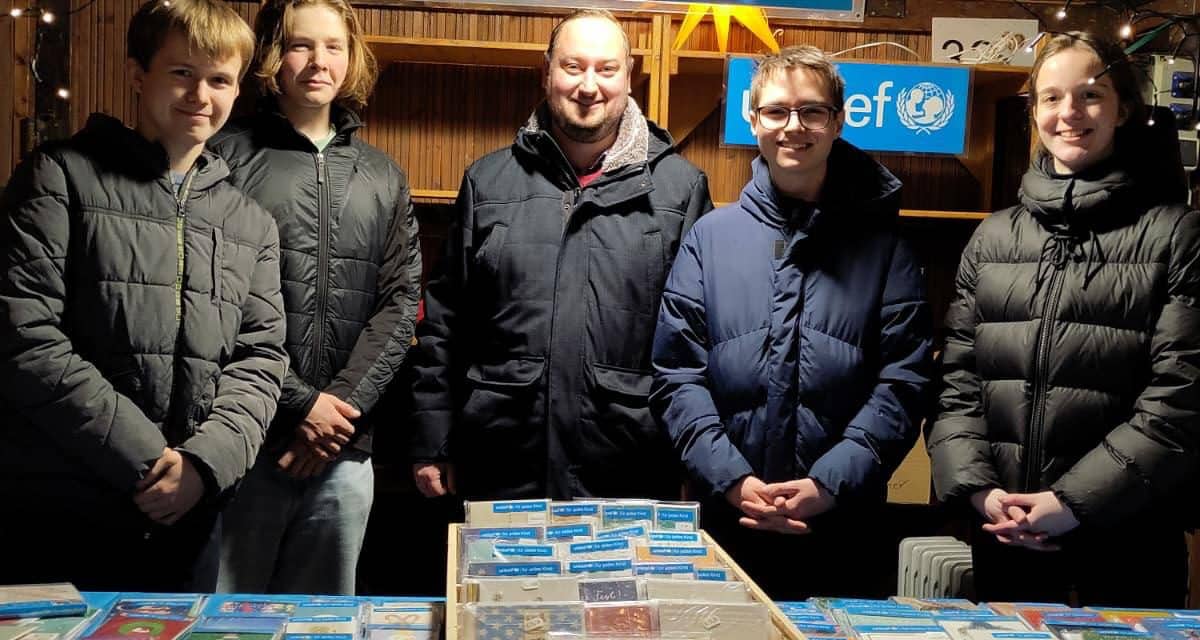 Schüler-Union hilft am UNICEF-Stand