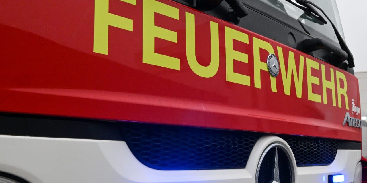 Flammen in Eisenberg: Brand in Mehrfamilienhaus – keine Verletzten