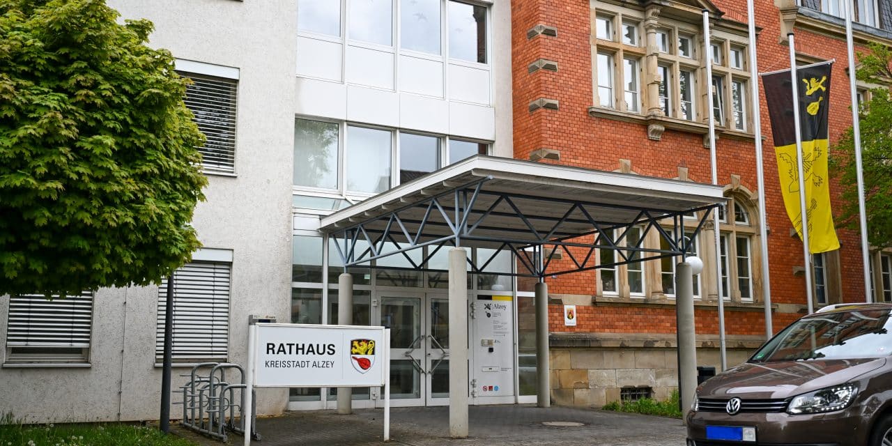 Stadtverwaltung Alzey schließt zwischen Weihnachten und Neujahr – Notdienste bleiben erreichbar