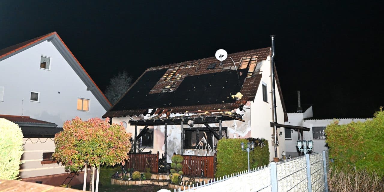 Terrassenbrand greift auf Dachstuhl über – Einfamilienhaus in Hamm am Rhein beschädigt