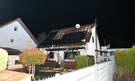 Terrassenbrand greift auf Dachstuhl über – Einfamilienhaus in Hamm am Rhein beschädigt