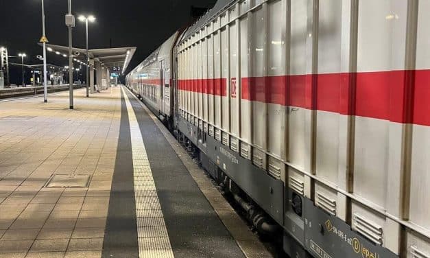 Rauch im Zug: Feuerwehr rückt zu Einsatz am Wormser Hauptbahnhof aus