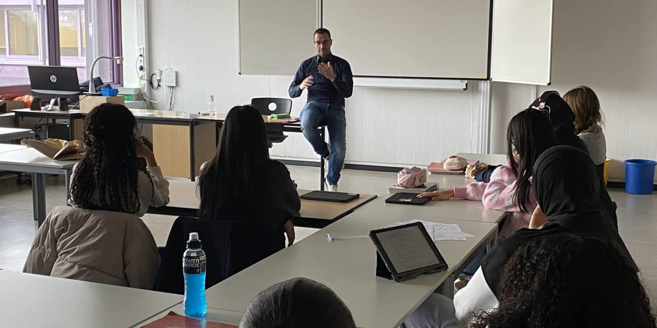 Politik hautnah: Dirk Beyer besucht Ilse-Lang-Schule