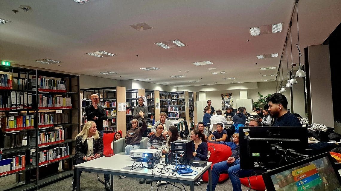 Zweite Gaming Night: Hochschule Worms verwandelt Bibliothek in Eventfläche