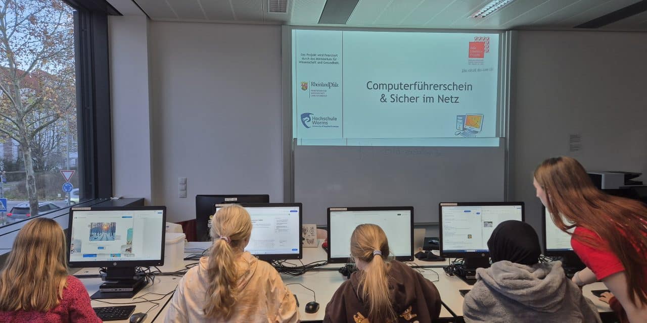 Junge Frauen stärken ihre digitalen Kompetenzen beim Ada-Lovelace-Workshop