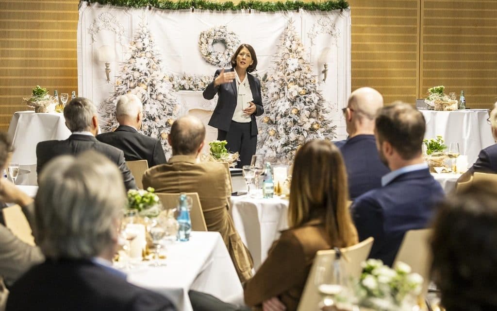 Dialog am Kamin: Wirtschaftsministerin Schmitt besucht Hochschule Worms