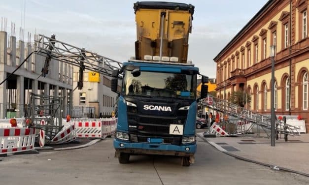 Unfall in Neustadt: Lkw-Mulde bleibt oben – Baustellenbrücke beschädigt