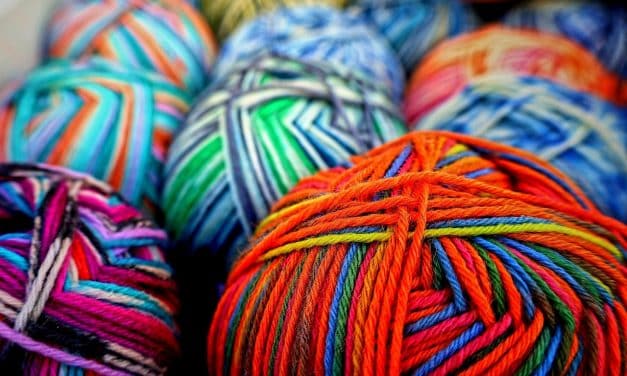 Wolle hilft! Gemeindeschwesternplus starten Benefizverkauf auf dem Wochenmarkt