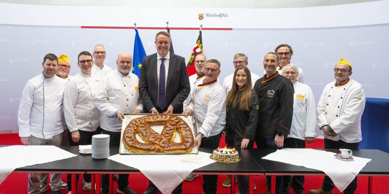 Traditioneller Neujahrsgruß: Schweitzer empfängt Brezel der Bäcker-Innung