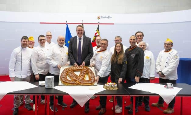 Traditioneller Neujahrsgruß: Schweitzer empfängt Brezel der Bäcker-Innung