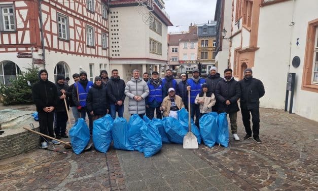 Neujahrsputz mit Herz: Junge Muslime säubern Alzeyer Innenstadt