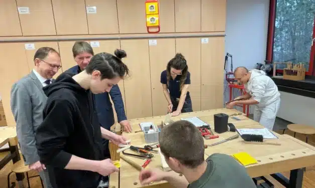 Jugendliche auf dem Weg von der Schule zum Beruf begleiten