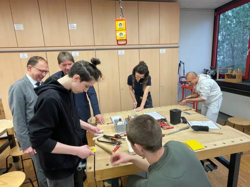 Jugendliche auf dem Weg von der Schule zum Beruf begleiten