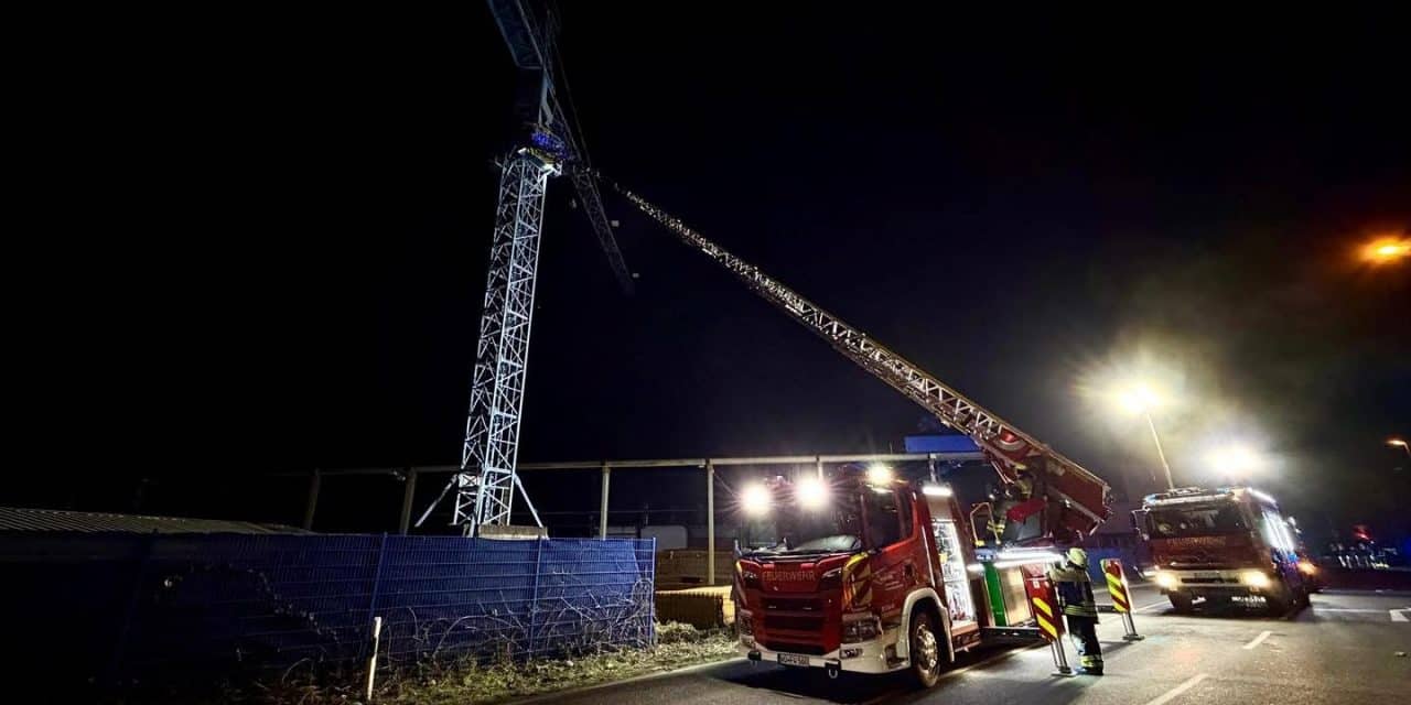 Höhenrettung von Baukran in Worms– Feuerwehr bringt Person sicher zu Boden