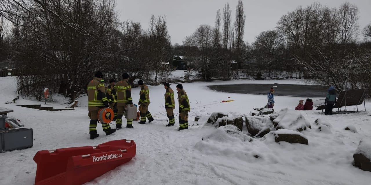 Eisrettung im Tiergarten Worms: Berufsfeuerwehr trainiert den Ernstfall