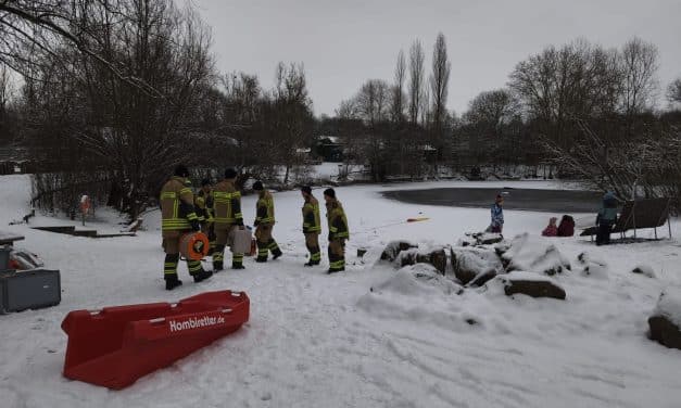 Eisrettung im Tiergarten Worms: Berufsfeuerwehr trainiert den Ernstfall
