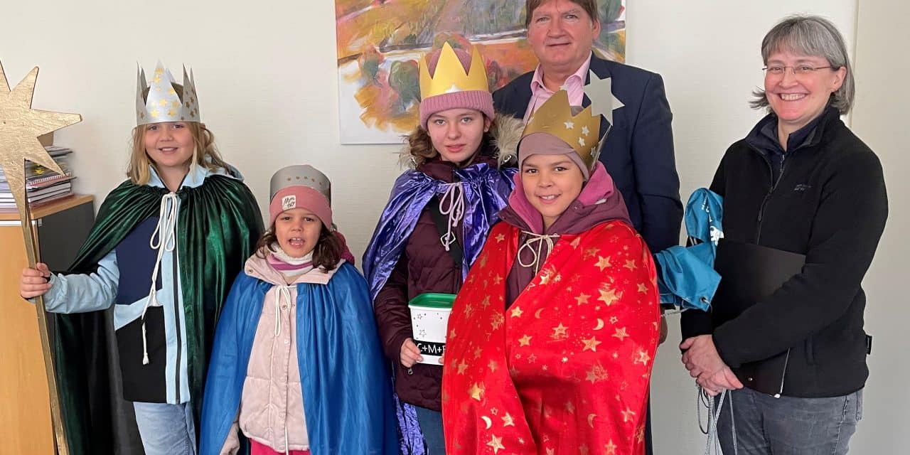 Sternsinger überbringen Landrat Segen – Spendenaktion unterstützt Bangladesch