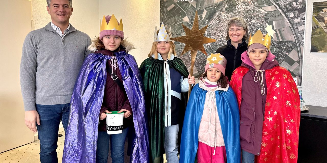 „Schule statt Fabrik“: Sternsinger bringen Segen ins Alzeyer Rathaus
