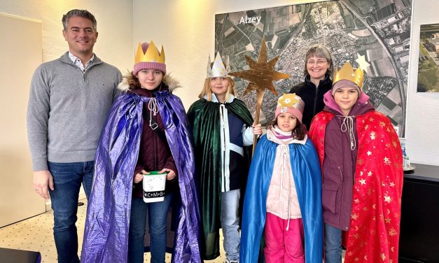 „Schule statt Fabrik“: Sternsinger bringen Segen ins Alzeyer Rathaus