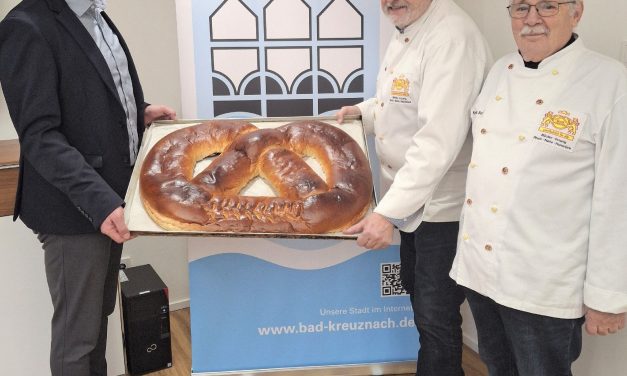 Neujahrsbrezel bringt Glück ins Rathaus Bad Kreuznach