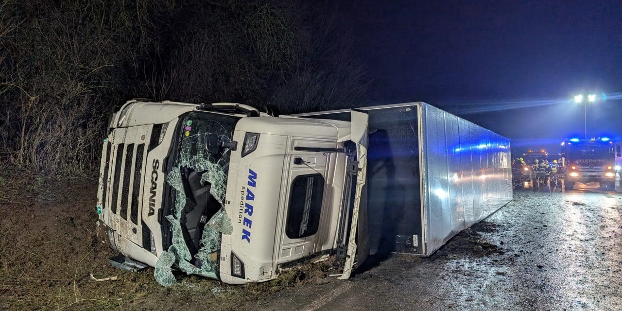 Umgekippter Sattelzug auf der BAB 61 – eine Person leicht verletzt