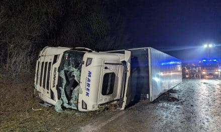 Umgekippter Sattelzug auf der BAB 61 – eine Person leicht verletzt