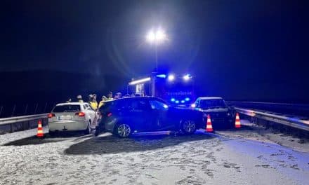 Glätte-Crash auf der A6: Sieben Fahrzeuge, sechs Verletzte