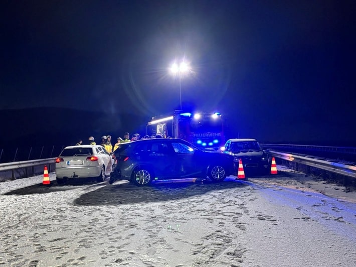 Glätte-Crash auf der A6: Sieben Fahrzeuge, sechs Verletzte