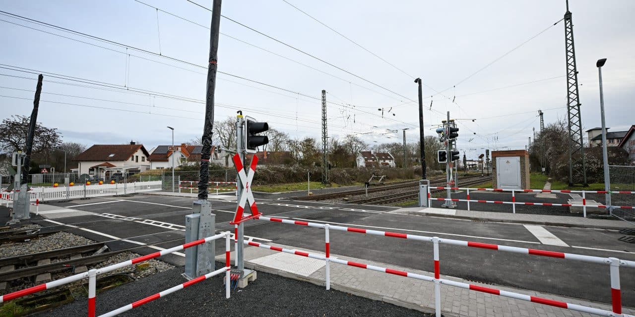 Bahnübergang Ziegelhüttenweg in Osthofen bleibt vorerst gesperrt
