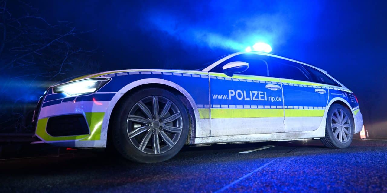 Winterglätte sorgt für Unfall: Fahrzeug landet im Straßengraben