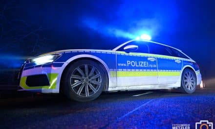 Winterglätte sorgt für Unfall: Fahrzeug landet im Straßengraben