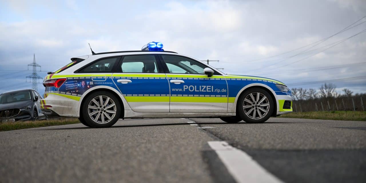 Unfallflucht auf der K37 – Teenagerin kollidiert mit rückwärts wendendem Auto