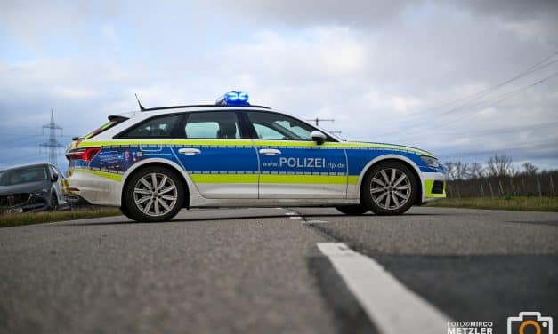 Unfallflucht auf der K37 – Teenagerin kollidiert mit rückwärts wendendem Auto