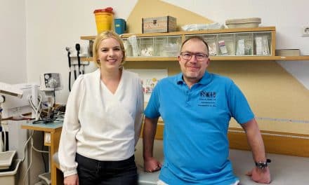 Vor Ort statt nur im Wahlkampf: Cloos unterstützt Kinderarztpraxis