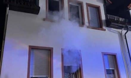 Zimmerbrand in Pfiffligheim: Feuerwehr rettet Hausbewohner