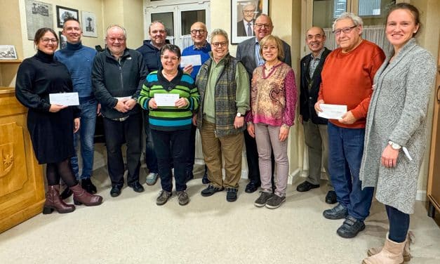 Pfiffligheimer Adventsfenster schenken gleich fünffach Freude – 2.600 Euro für guten Zweck!