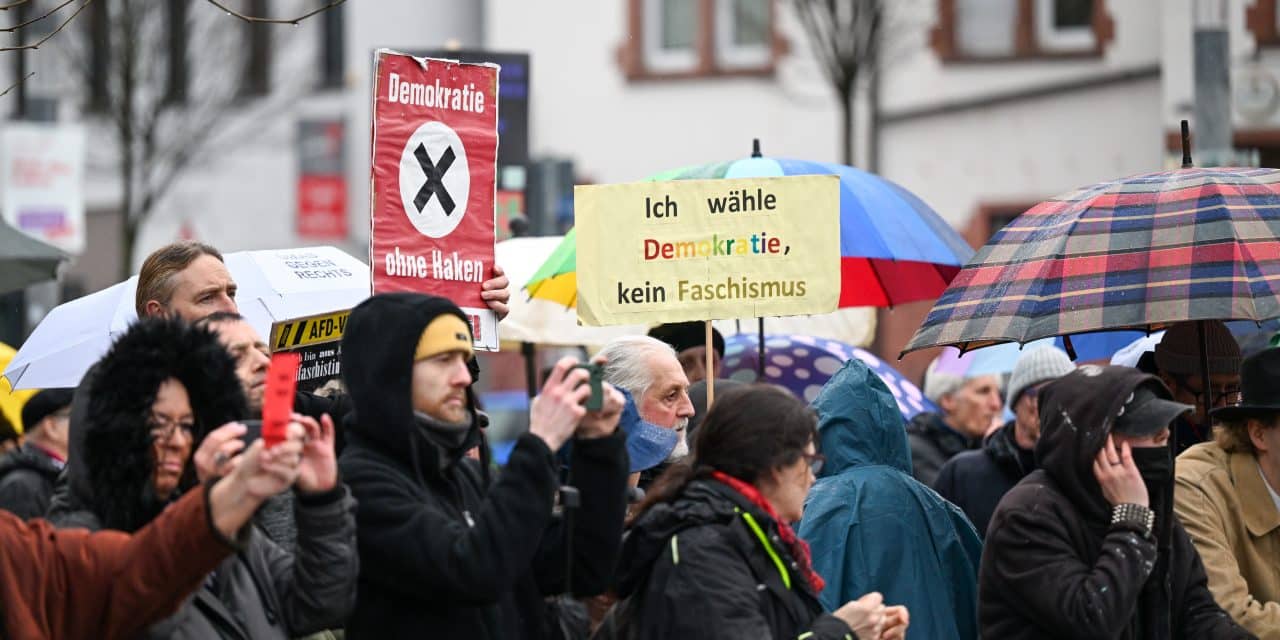 Gegenkundgebung deutlich größer als rechte Mahnwache am Wormser Bahnhof