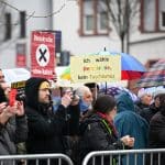Gegenkundgebung deutlich größer als rechte Mahnwache am Wormser Bahnhof