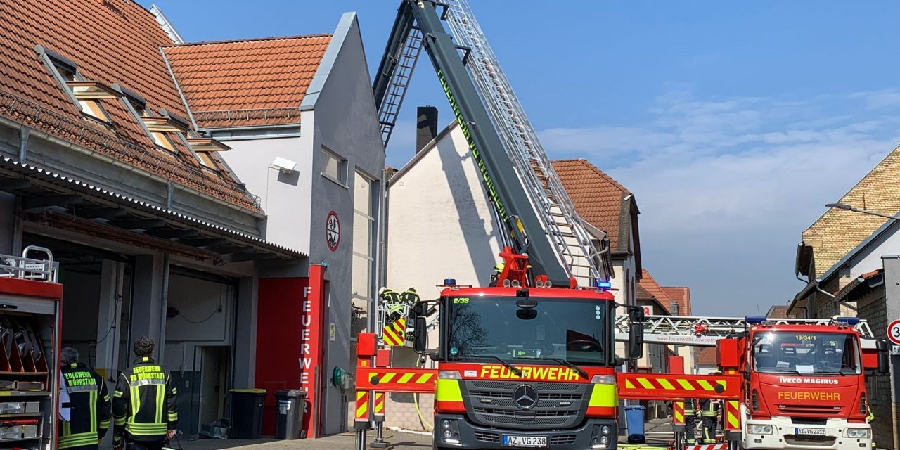 Feuer zwischen zwei Gebäuden: Einsatz in Wallertheim rasch unter Kontrolle