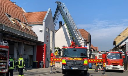 Feuer zwischen zwei Gebäuden: Einsatz in Wallertheim rasch unter Kontrolle