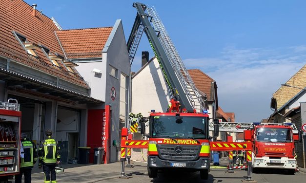 Feuer zwischen zwei Gebäuden: Einsatz in Wallertheim rasch unter Kontrolle