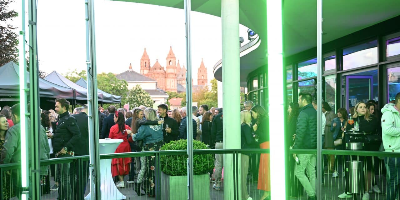 „Frühlingsrausch“ über den Dächern der Stadt: After-Work-Party im Wormser lädt zum Feiern ein