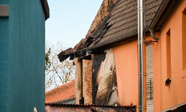 Dachstuhlbrand in Eppelsheim beschäftigt zahlreiche Einsatzkräfte